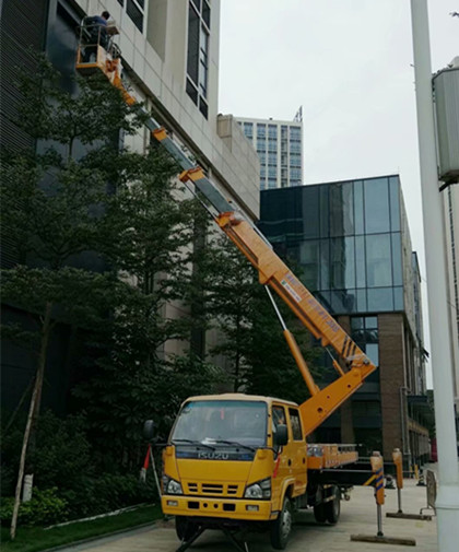 ?？的挠懈呖瞻惭b車(chē)租賃公司？